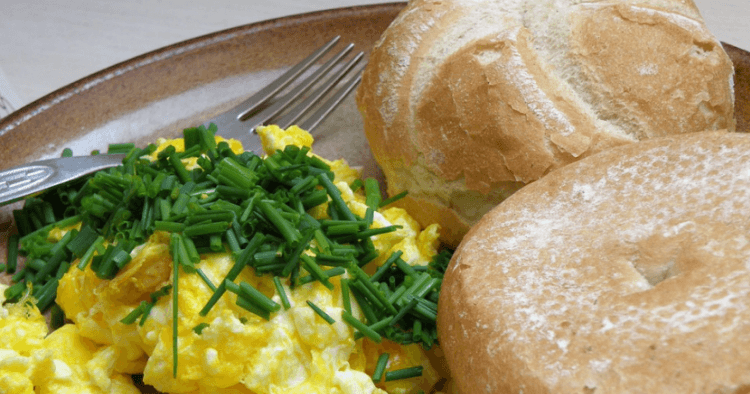 Snídaně - vajíčka s pažitkou a pečivem